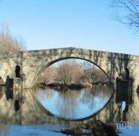 Спешно почистват коритото на река Струма при Невестино