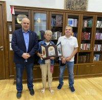 Главният прокурор се срещна с българин, прекарал месеци в арест в Армения - Гешев направи подарък на сина на Стоил Христов