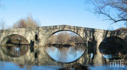 спешно почистват коритото река струма невестино