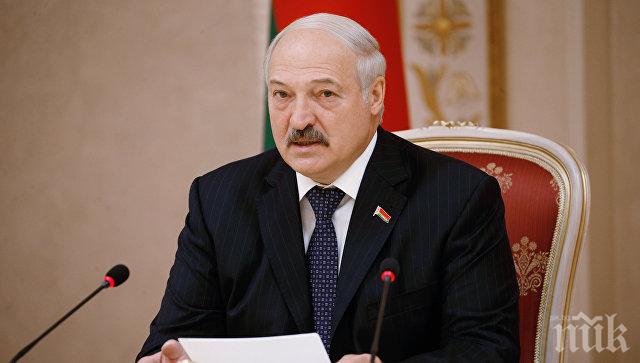 КРИЗА: Лукашенко се въоръжи - отива в резиденцията си с бронежилетка и автомат (ВИДЕО)