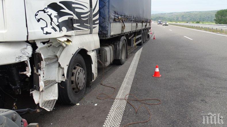 Аварирал камион затруднява трафика на АМ Тракия