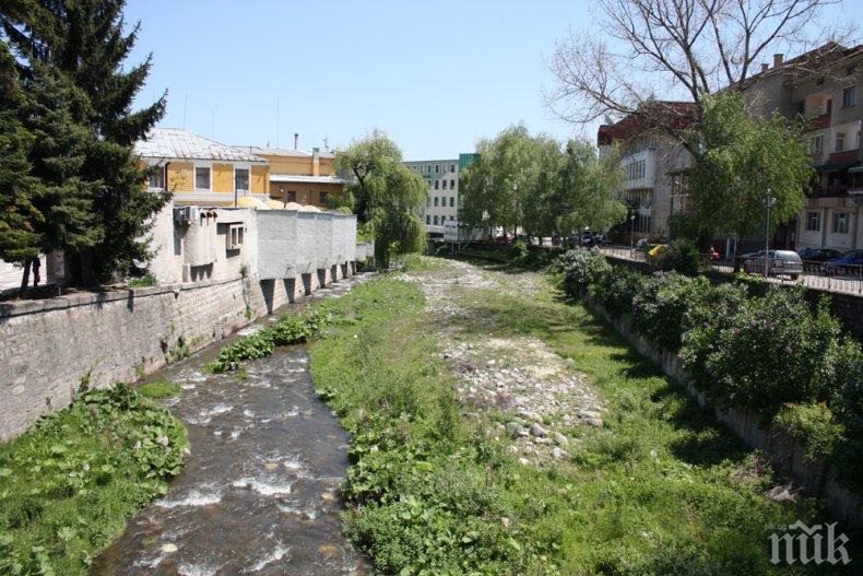 БЕДСТВИЕ В ПЕЩЕРА: Градът е пред биологична катастрофа