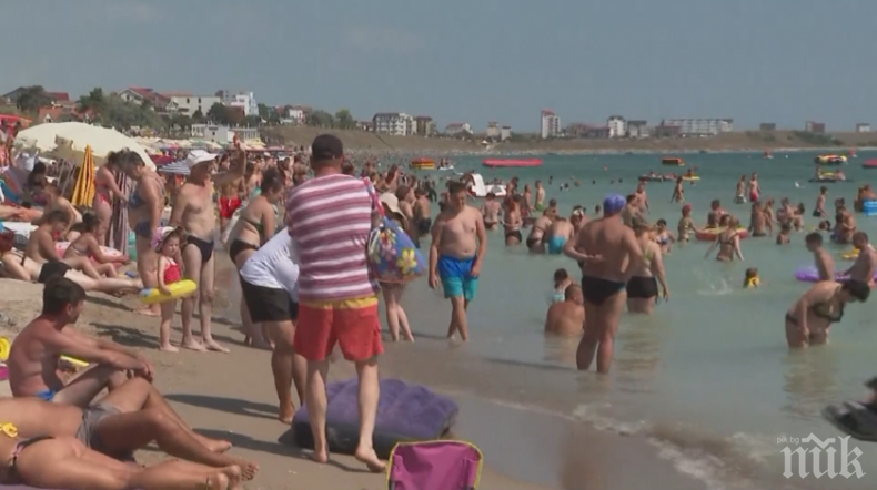 Румънска работа - плажовете претъпкани с народ, интензивните отделения - с болни