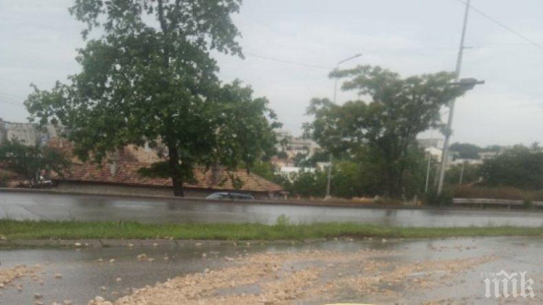 Жълт код за силни валежи и вятър е обявен в половин България за утре (КАРТА)