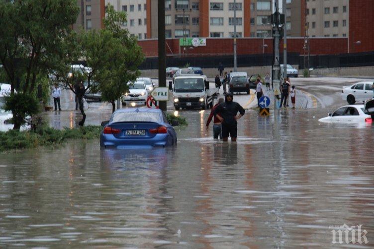 Загинали и безследно изчезнали след бурите в Турция