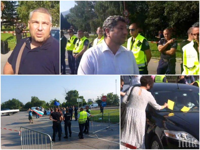 Христо Иванов-Маджото изпадна съвсем - клечи да раздава листовки по градинките (СНИМКИ)