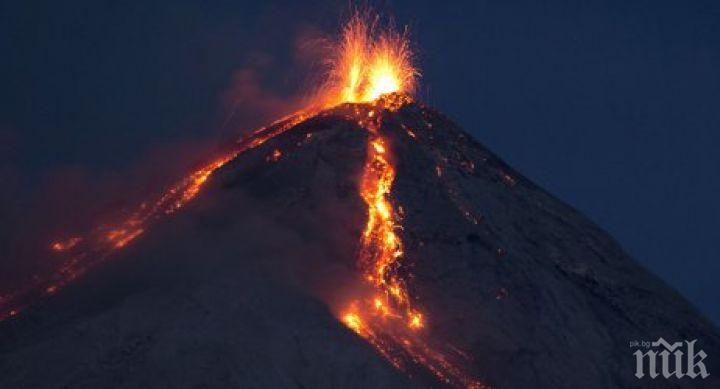 Вулкан изригна, затвори летище в Индонезия