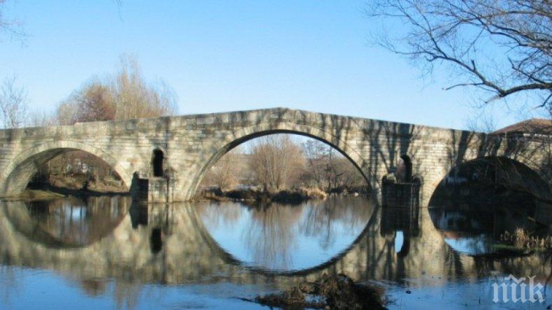 Спешно почистват коритото на река Струма при Невестино