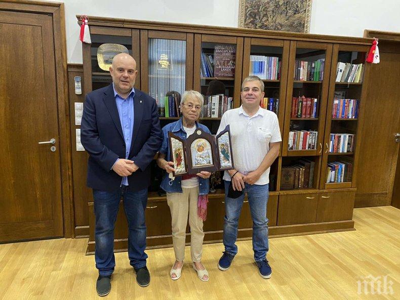 Главният прокурор се срещна с българин, прекарал месеци в арест в Армения - Гешев направи подарък на сина на Стоил Христов