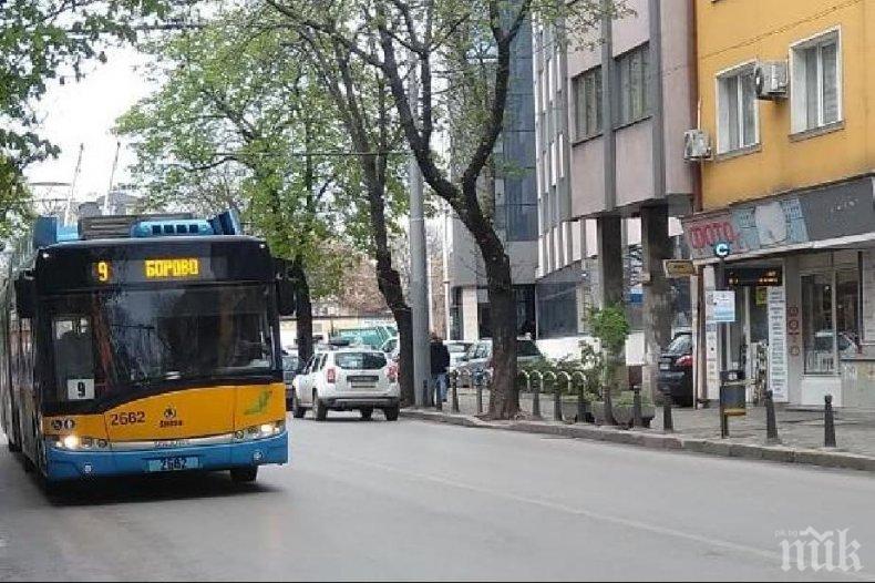 Агресия в градския транспорт: Шофьор на тролей напада и обижда пътници