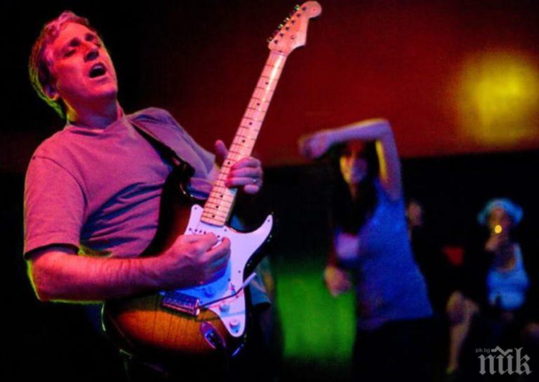 Музикалният свят потъна в скръб! Почина звезда от Ред Хот Чили Пепърс