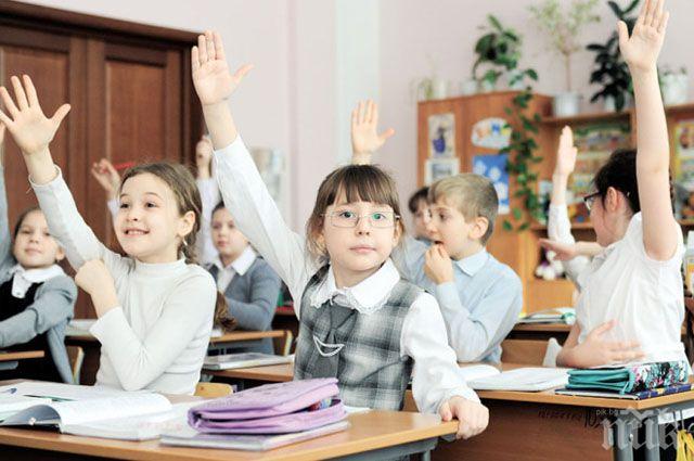 Синдикати със сондаж при учителите: Над 80 процента искат присъствено започване на учебната година