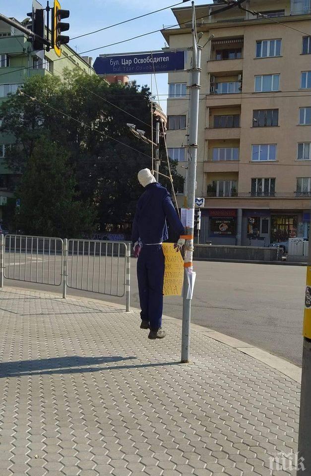 Борисов, Фандъкова, докога децата ни ще се стряскат от бесилката на Орлов мост?