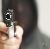 Пиян плаши полицаи с пистолет играчка