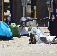 Столичанка показа мизерията на биваците - на “Орлов мост” опънаха плажни кърпи (СНИМКА)