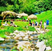 Чадъри и шезлонги край река Лева