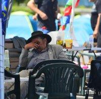 КАТУНЪТ НА ОРЛОВ МОСТ СЕГА: 2-ма спящи и 4-ма махмурлии. Ето заради кого е запушена София (УНИКАЛНИ СНИМКИ)