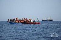 Четирима мигранти загинаха при пожар на лодка край Италия