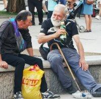 Десетки, не! - стотици хиляди готини, млади, интелигентни заляха площада пред МС. Въздухът трепери. Поведе ги Заменка Берберян (УНИКАЛНИ СНИМКИ)