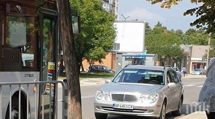 тарикат паркира мерцедес насрещното оживен булевард враца снимка