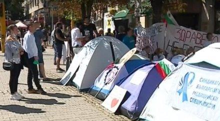 медицинските сестри спират протестите