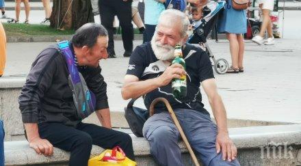 десетки стотици хиляди готини млади интелигентни заляха площада въздухът трепери поведе заменка берберян уникални снимки