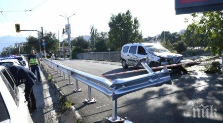 извънредно кола излетя мост столичния булевард сливница снимки