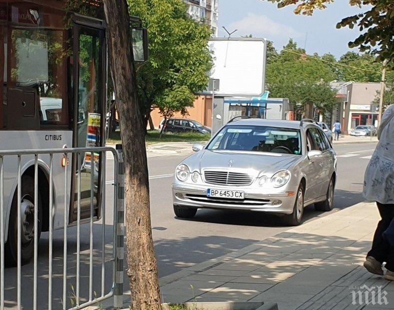 Тарикат паркира Мерцедес“-а си в насрещното на оживен булевард във Враца (СНИМКА)