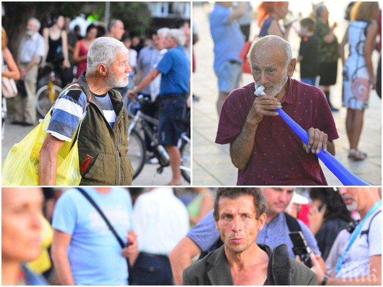 ПРОТЕСТЪТ НА ЖЪЛТИТЕ КНИЖКИ: Отровното трио събра шепа напушени въздухари с шарени балони (СНИМКИ)