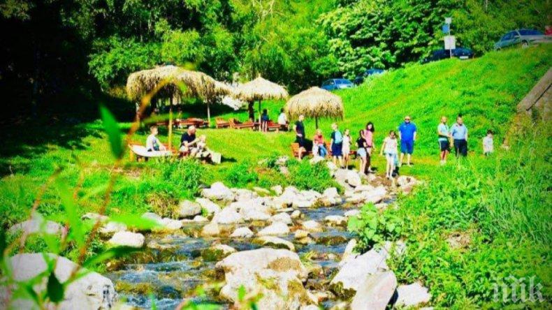 Чадъри и шезлонги край река Лева