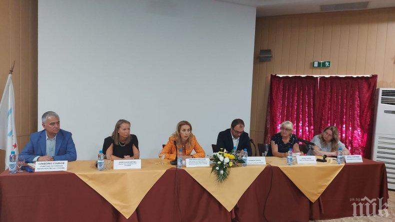 Марияна Николова в Хисаря: Трябва да се осигури свързаност на туристите от местата за настаняване към културно-историческите забележителности в региона 