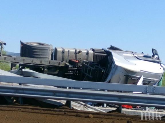 ЕКШЪН НА ПЪТЯ: Тир се преобърна в участъка на смъртта на Тракия