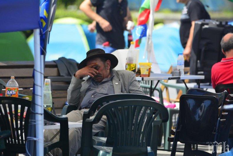 КАТУНЪТ НА ОРЛОВ МОСТ СЕГА: 2-ма спящи и 4-ма махмурлии. Ето заради кого е запушена София (УНИКАЛНИ СНИМКИ)