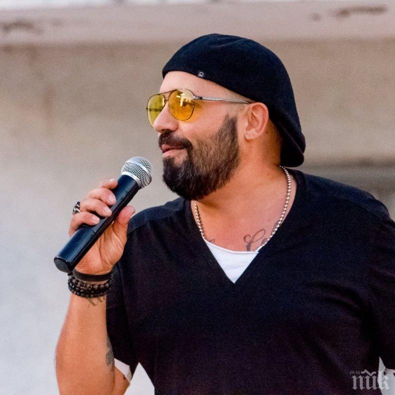 ИДИЛИЯ: Вижте как татко Дичо храни щерка си на морето (СНИМКИ)