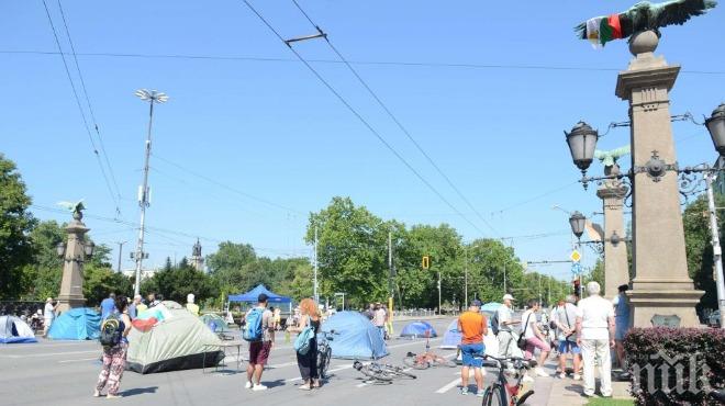 ЕЛАТЕ ГИ ВИЖТЕ: Катунът на Орлов мост пропуска линейки само за свои нужди (ВИДЕО/СНИМКИ)
