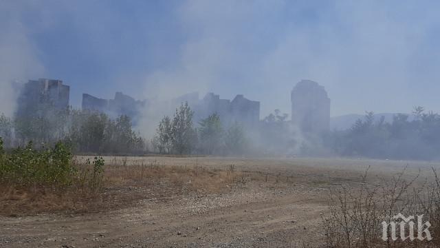 Опасен пожар лумна в пловдивския квартал „Тракия“, гори до склад за масла (СНИМКИ)