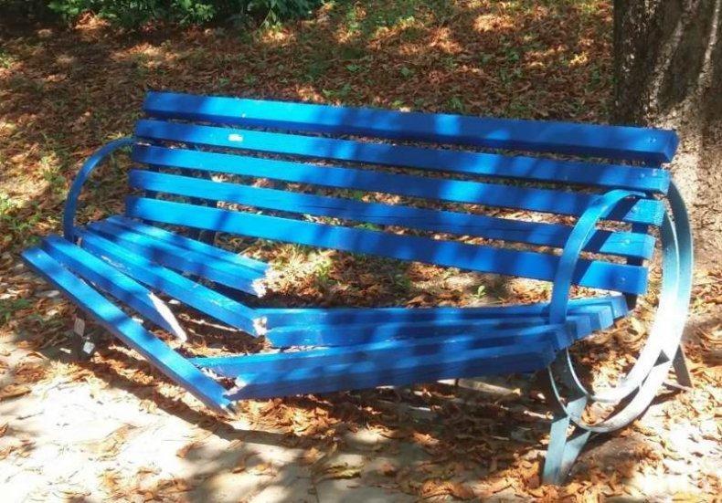 ВАНДАЛСТВО: Хулигани рушат паркове и детски площадки във Велико Търново