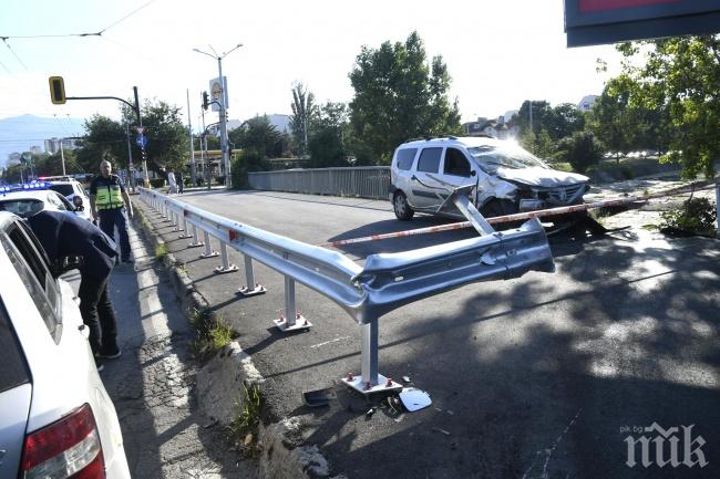 ИЗВЪНРЕДНО: Кола излетя от мост на столичния булевард Сливница (СНИМКИ)