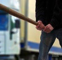 ДЕГРАДАЦИЯ: 15-годишен футболен хулиган плаши с бухалка 13-годишен фен на друг отбор