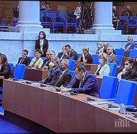 Депутатите гласуват две оставки и решават за машинния вот