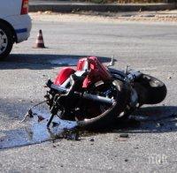 СТРАШНО НЕЛЕПО! 17-годишен моторист загина след удар в спряла кола