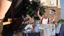 СКАНДАЛ В ПИК TV: Метежниците се барикадират с инвалидни колички - вижте как пръскат полицаите със спрейове и крещят: Давайте бомбите! Готвят щурм и изкараха жените от редиците си (ВИДЕО/ОБНОВЕНА)