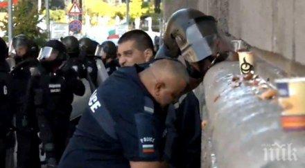 ранени полицаи откарани исул тежки обгаряния бомбите мутрите живо видео