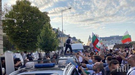 полицията призовава гражданите запазят мирната форма протеста видео