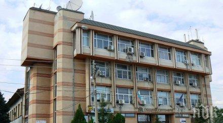 парадокс съпругата отстранения бивш кмет септември единствен кандидат поста