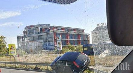 кола кацна мантинела бургас снимка