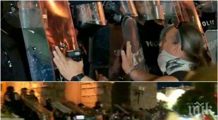 ултраси складират бомби палатките отровното трио покрай парламента животът полицаите виси косъм хвърлят тях павета обновена видео