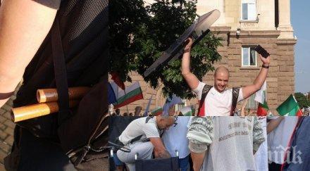 скандал пик метежниците барикадират инвалидни колички вижте пръскат полицаите спрейове крещят давайте бомбите готвят щурм изкараха жените редиците вид
