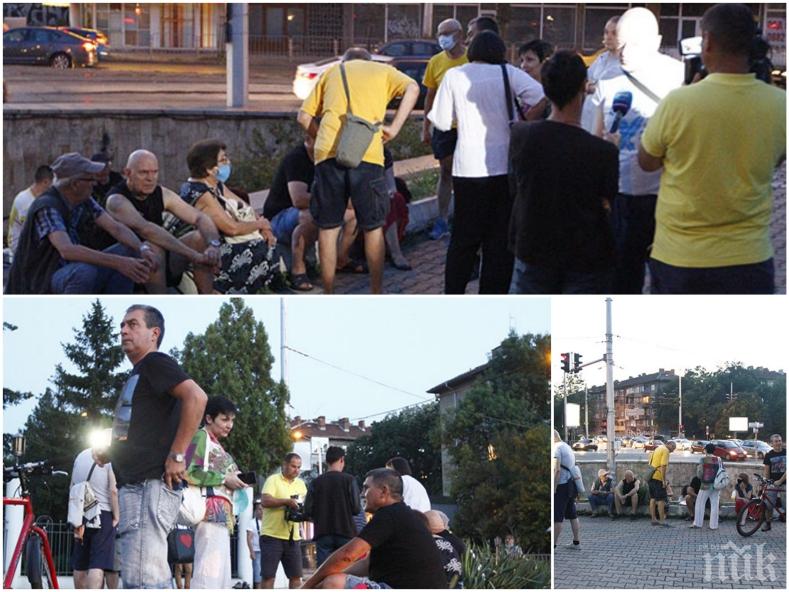 Сериозно присъствие на столичани пред Румънското посолство - хората пазят кръстовището от метежниците (СНИМКИ)