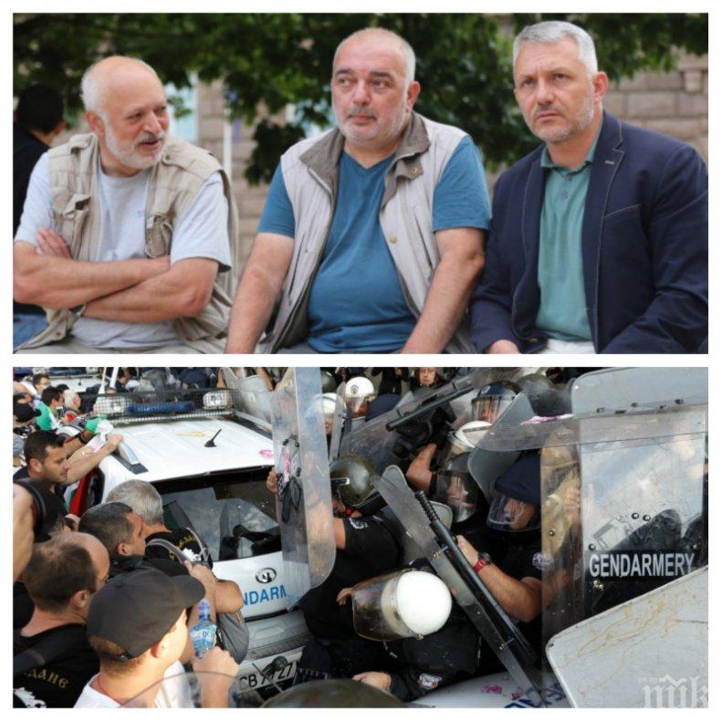 СЛУЖБИТЕ УСТАНОВИХА: Бабикян и Хаджигенов лично ръководят най-агресивните, маскираните и хората с противогази на метежа! Готвят нова атака срещу полицията (ВИДЕО/СНИМКИ/ОБНОВЕНА)